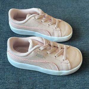 Never worn PUMA SHINY PINK SNEAKER SIZE 7 toddler